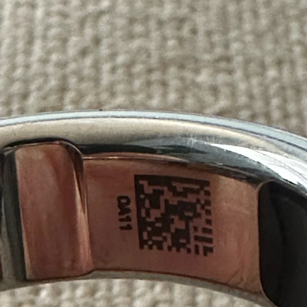 Oura Ring4 in Silver. 1 month old, Latest Edition
